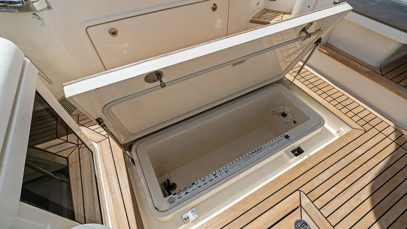 Slide: The Image of Riviera 57 Enclosed Bridge 2021 - 7537488