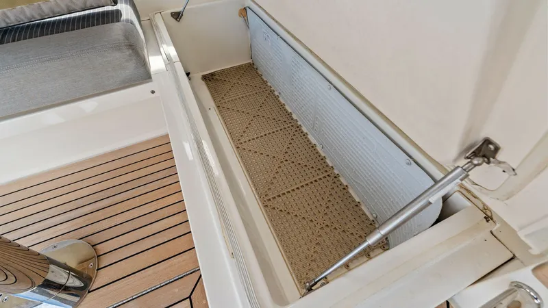 Slide: The Image of Riviera 57 Enclosed Bridge 2021 - 7537477