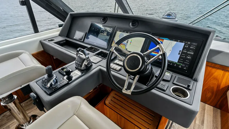 Slide: The Image of Riviera 57 Enclosed Bridge 2021 - 7537503