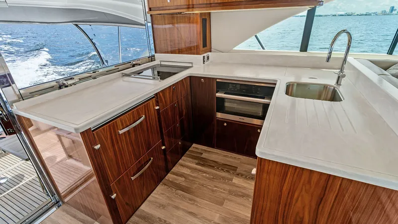 Slide: The Image of Riviera 57 Enclosed Bridge 2021 - 7537511