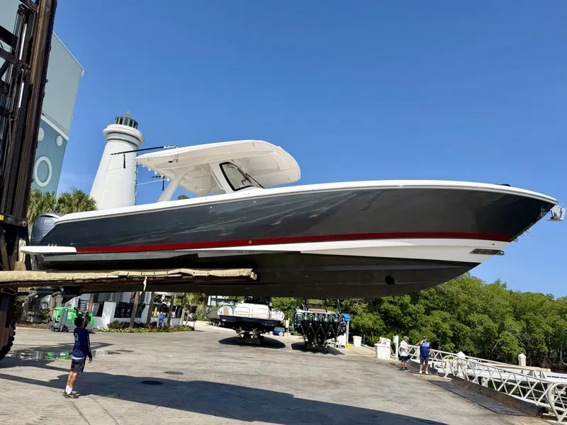 Slide: The Image of Intrepid 345 Nomad SE 2019 - 7288921