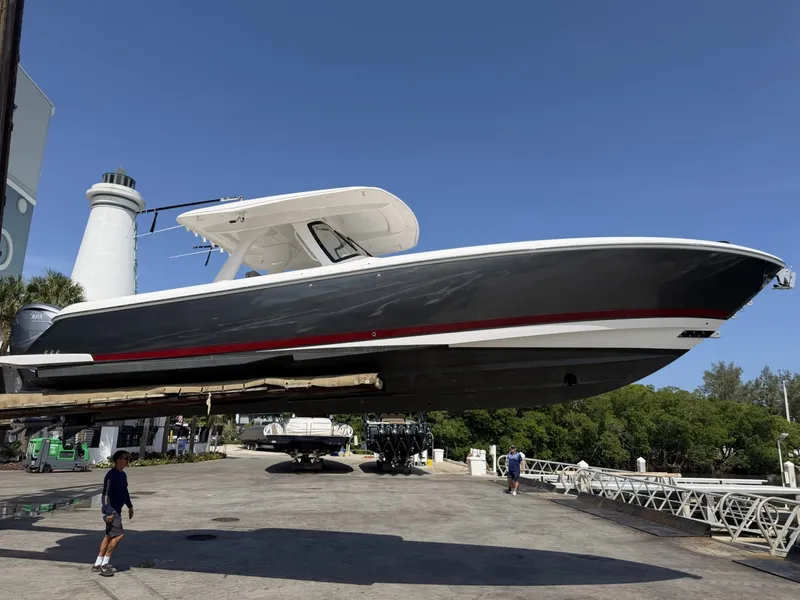 Slide: The Image of Intrepid 345 Nomad SE 2019 - 7288922
