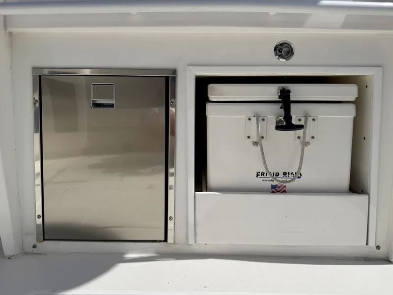 Slide: The Image of Intrepid 345 Nomad SE 2019 - 7288933