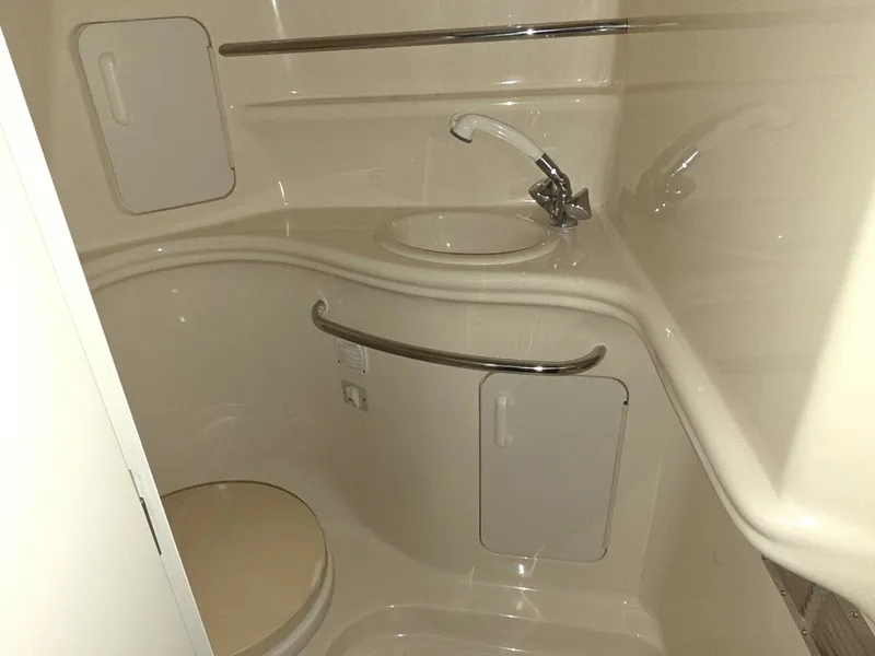 Slide: The Image of Head Compartment 1999 Sea Ray 340 Sundancer - 7289044