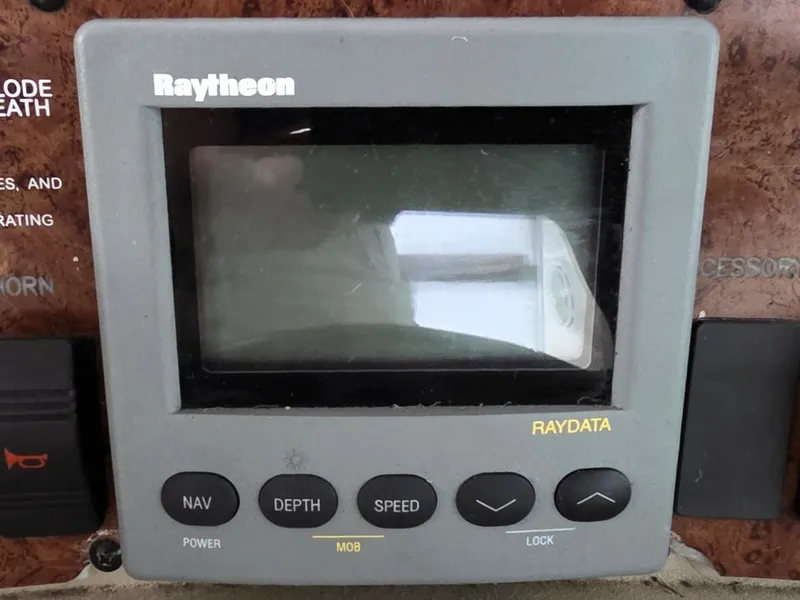 Slide: The Image of Helm Raymarine RayData 1999 Sea Ray 340 Sundancer - 7289048