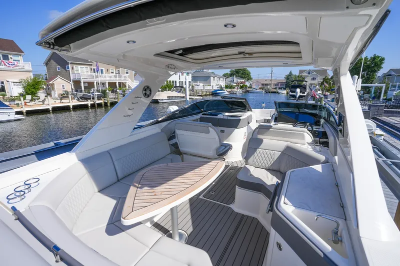 Slide: The Image of Sea Ray SLX 310 Outboard 2024 - 7289384