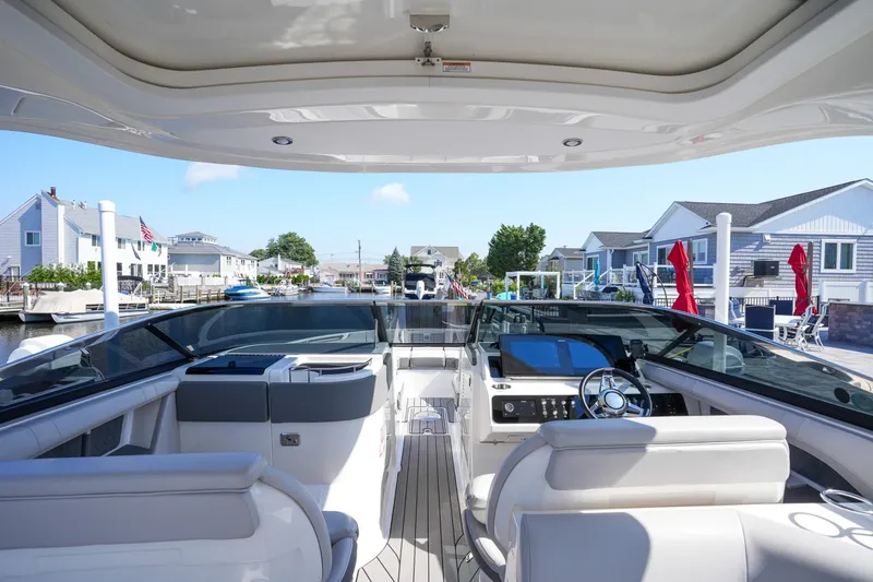 Slide: The Image of Sea Ray SLX 310 Outboard 2024 - 7289408