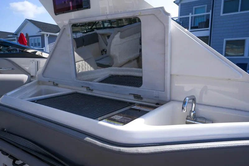 Slide: The Image of Sea Ray SLX 310 Outboard 2024 - 7289387