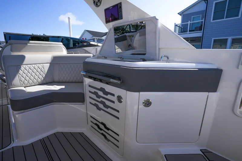 Slide: The Image of Sea Ray SLX 310 Outboard 2024 - 7289385