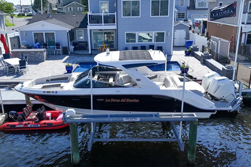 Slide: The Image of Sea Ray SLX 310 Outboard 2024 - 7289372
