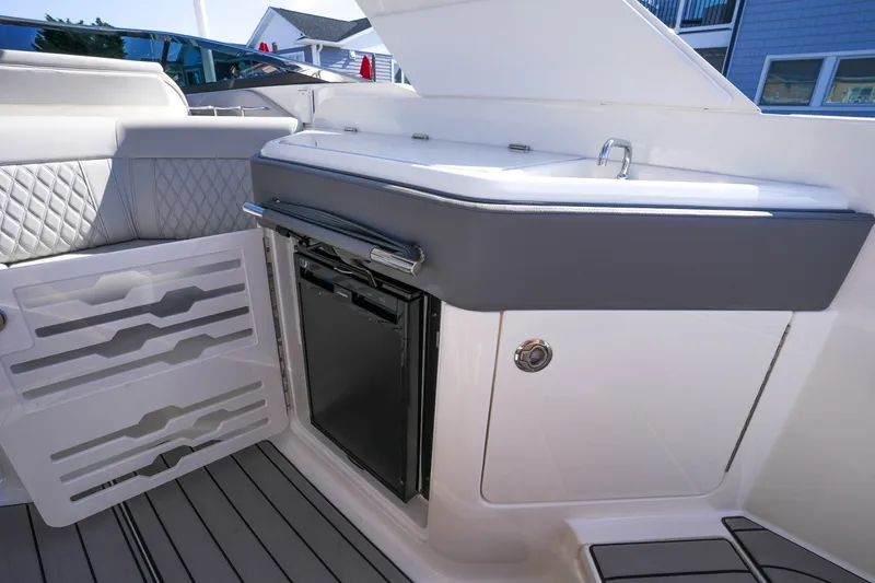 Slide: The Image of Sea Ray SLX 310 Outboard 2024 - 7289389