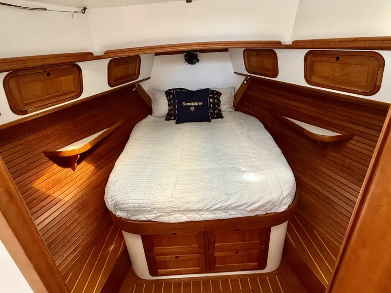 Slide: The Image of Legacy 34 Sedan 2001 - 7308844