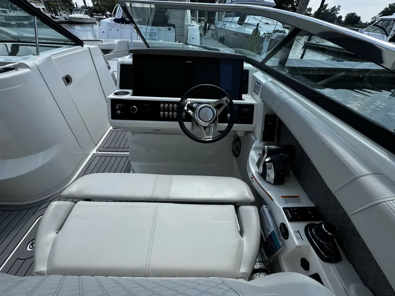 Slide: The Image of Sea Ray 350 SLX 2021 - 7309445