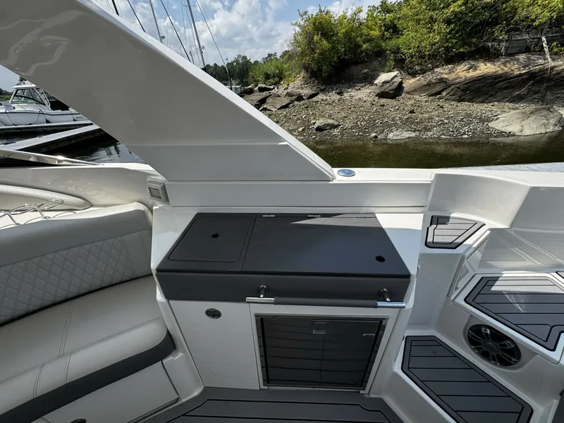 Slide: The Image of Sea Ray 350 SLX 2021 - 7309471