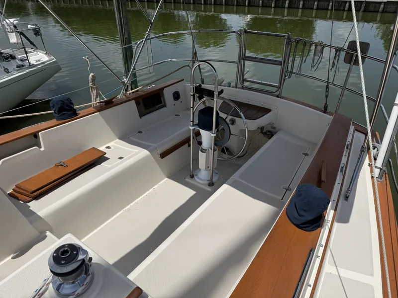 Slide: The Image of 1990 Island Packet 35 Cockpit - 7309441