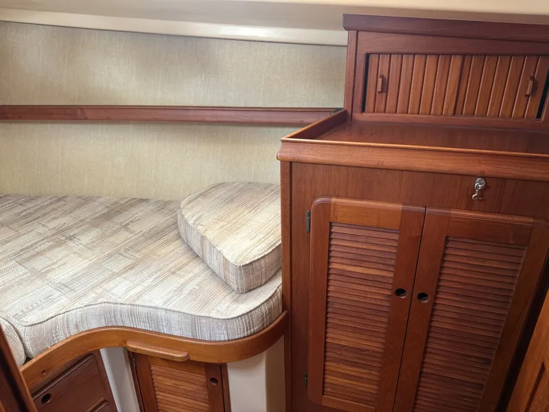 Slide: The Image of 1990 Island Packet 35 Storage in forward cabin - 7309490