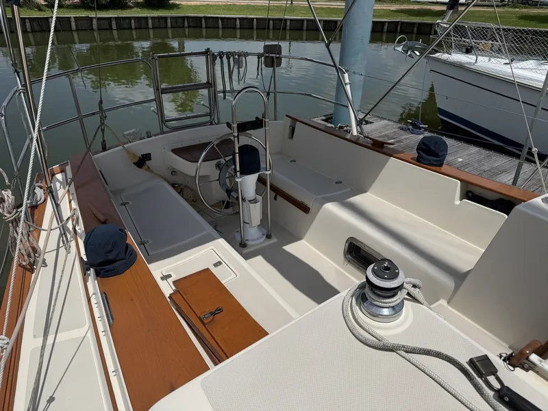 Slide: The Image of 1990 Island Packet 35 Cockpit - 7309444