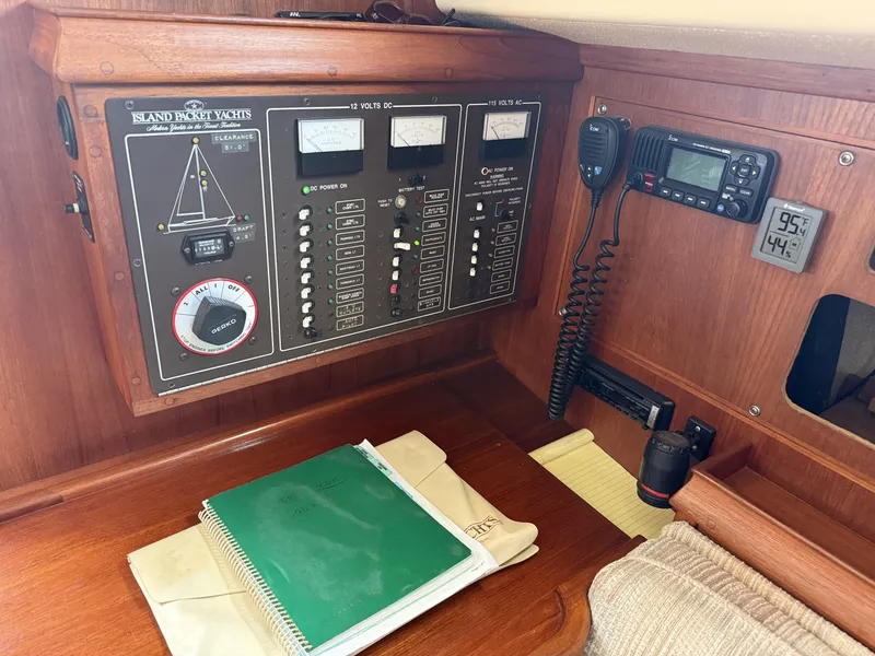 Slide: The Image of 1990 Island Packet 35 Nav Station - 7309484