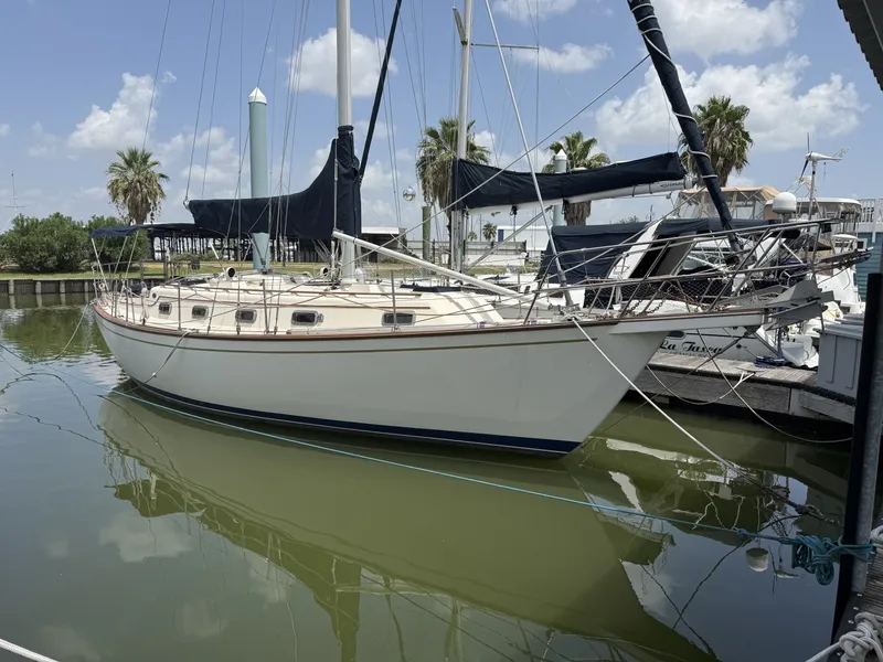 The Image of 1990 Island Packet 35 Starboard Bow - 7309435