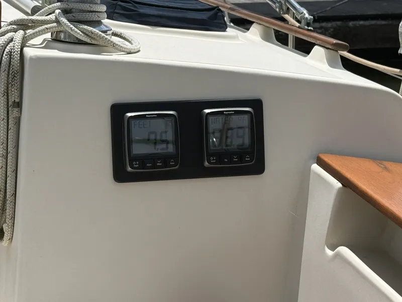 Slide: The Image of 1990 Island Packet 35 Raymarine i50 Depth & Knot Log - 7309447