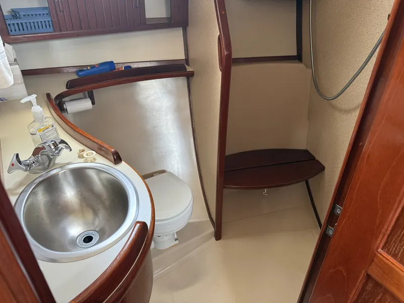 Slide: The Image of 1990 Island Packet 35 Head with shower stall - 7309489