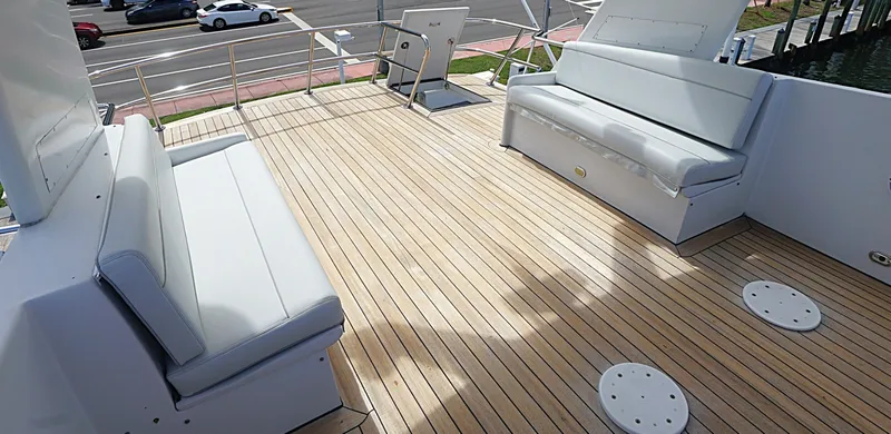 Slide: The Image of 031 Flybridge Aft - 7309707