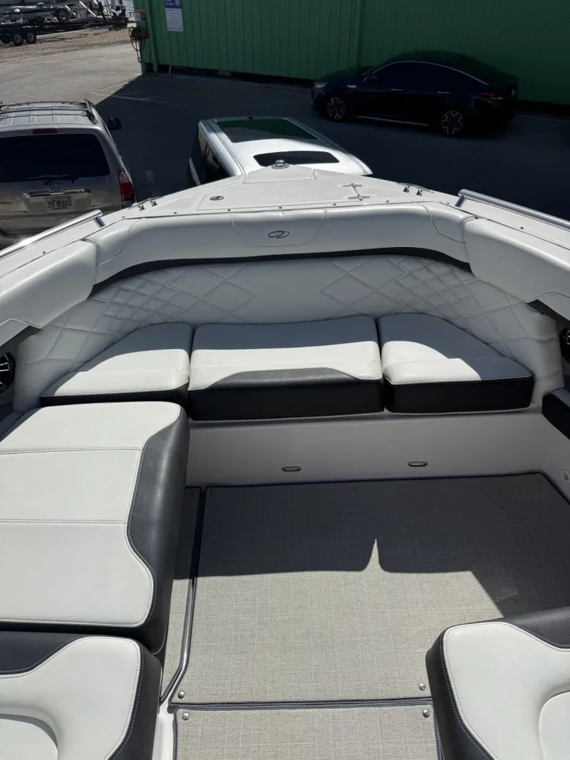 Slide: The Image of Regal 33OBX 2022 - 7311063