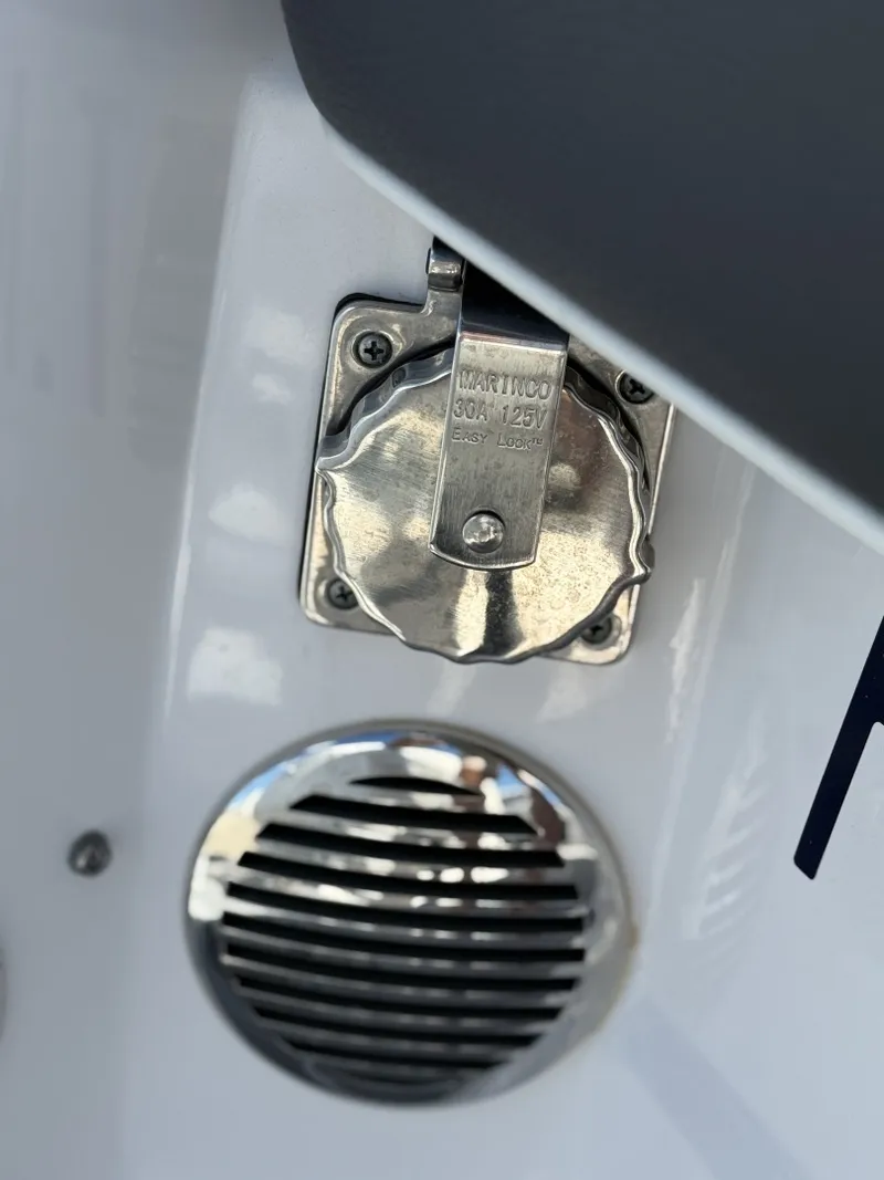 Slide: The Image of Regal 33OBX 2022 - 7311104