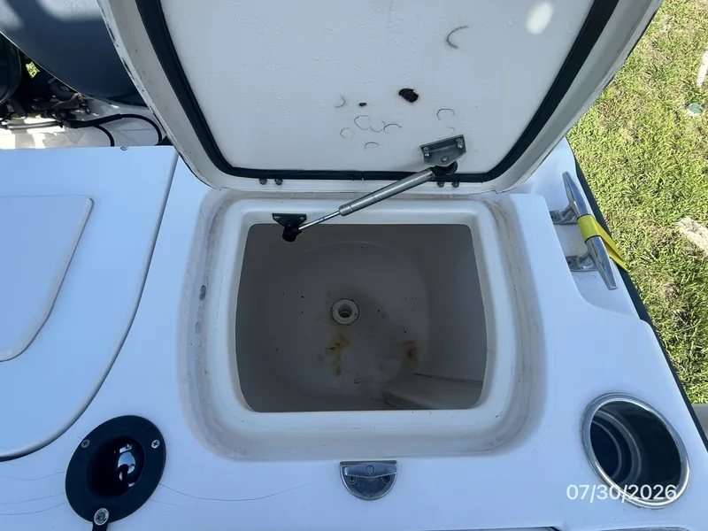 Slide: The Image of 22' Grady-White transom livewell - 7350187