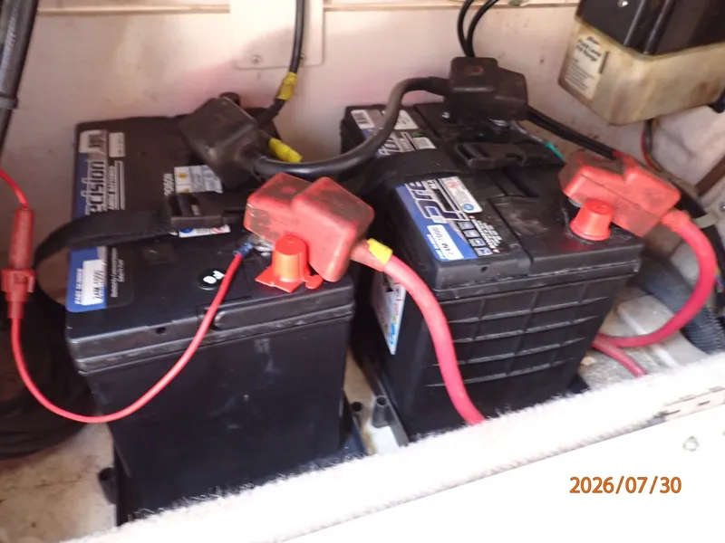 Slide: The Image of 22' Grady-White batteries - 7350167