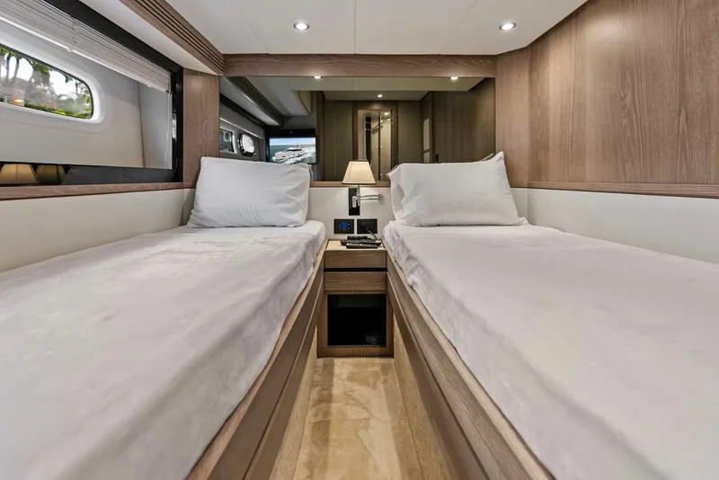 Slide: The Image of Azimut Magellano 66 2021 - 7385954
