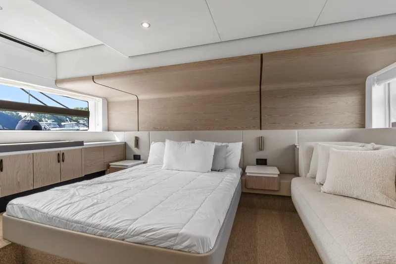 Slide: The Image of Azimut Fly 53 2027 - 7454882