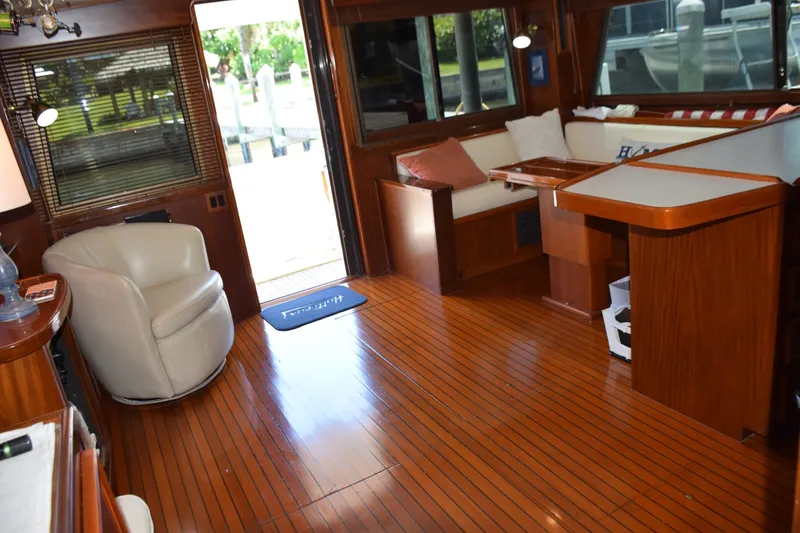 Slide: The Image of Salon With Beautiful Wood Sole - 7509671