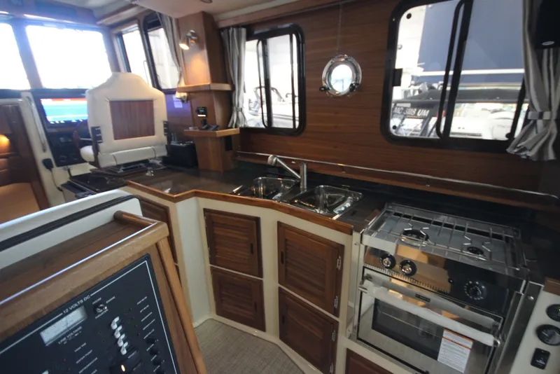 Slide: The Image of Ranger Tug R-31 Command Bridge Luxury Edition 2026 - 7398443