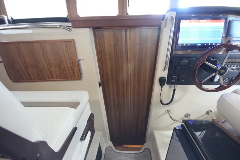 Slide: The Image of Ranger Tug R-31 Command Bridge Luxury Edition 2026 - 7398462