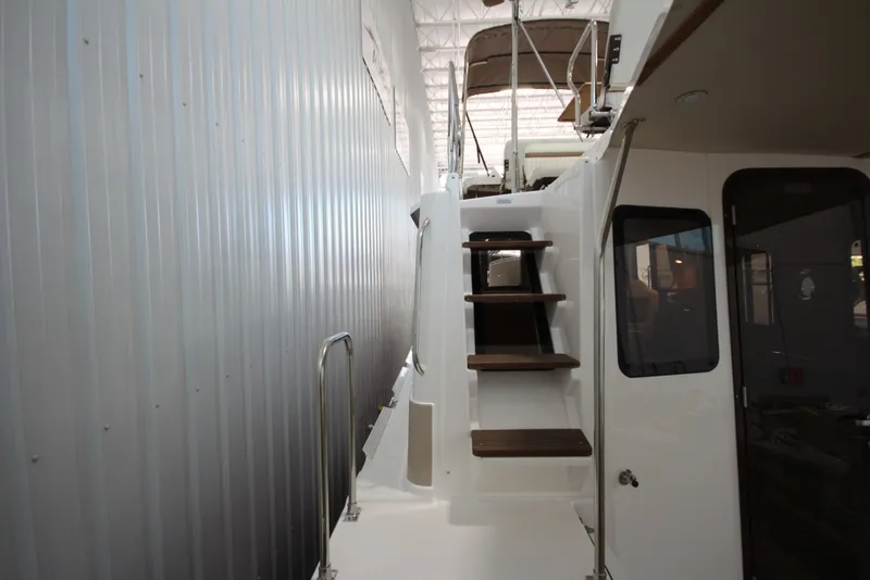 Slide: The Image of Ranger Tug R-31 Command Bridge Luxury Edition 2026 - 7398434