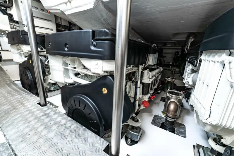 Slide: The Image of Azimut S7 2024 - 7400075