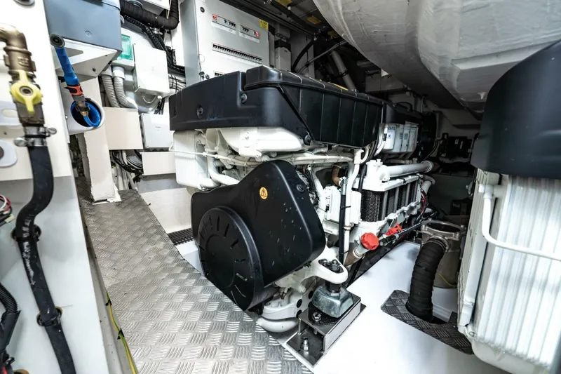 Slide: The Image of Azimut S7 2024 - 7400074