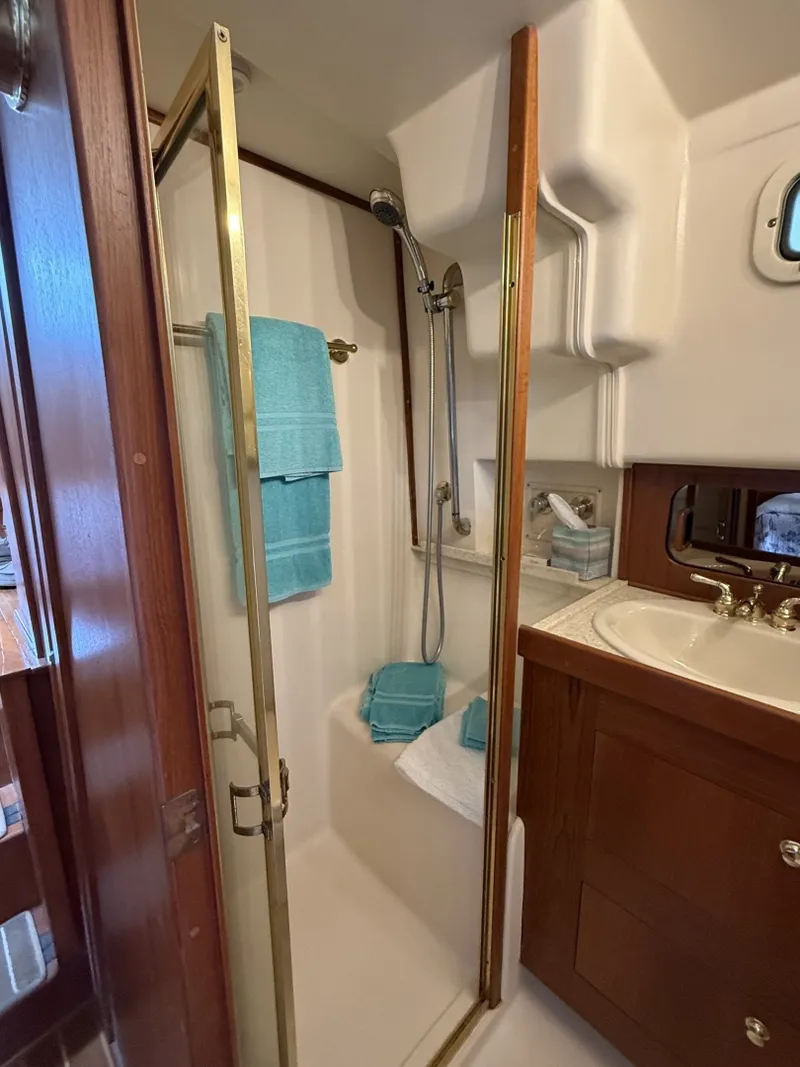 Slide: The Image of 43' Mainship master stateroom shower - 7407563