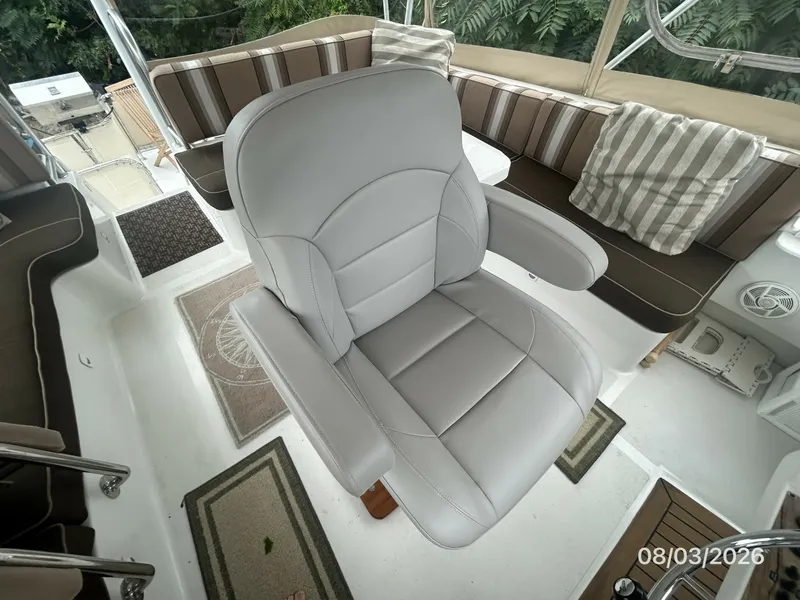 Slide: The Image of 43' Mainship flybridge helmseat - 7407521