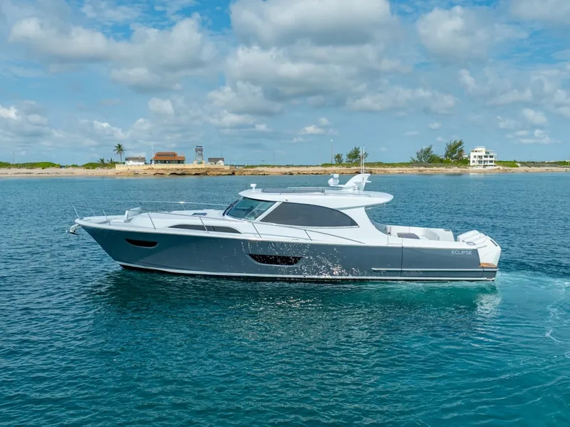 Slide: The Image of Eclipse 50 - STINGRAY GRAY - Exterior Profile 2026 Eclipse 505 Shadow STINGRAY GRAY - 7657015