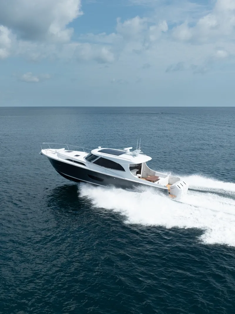 Slide: The Image of Eclipse 50 - STINGRAY GRAY - Exterior Profile 2026 Eclipse 505 Shadow STINGRAY GRAY - 7408853