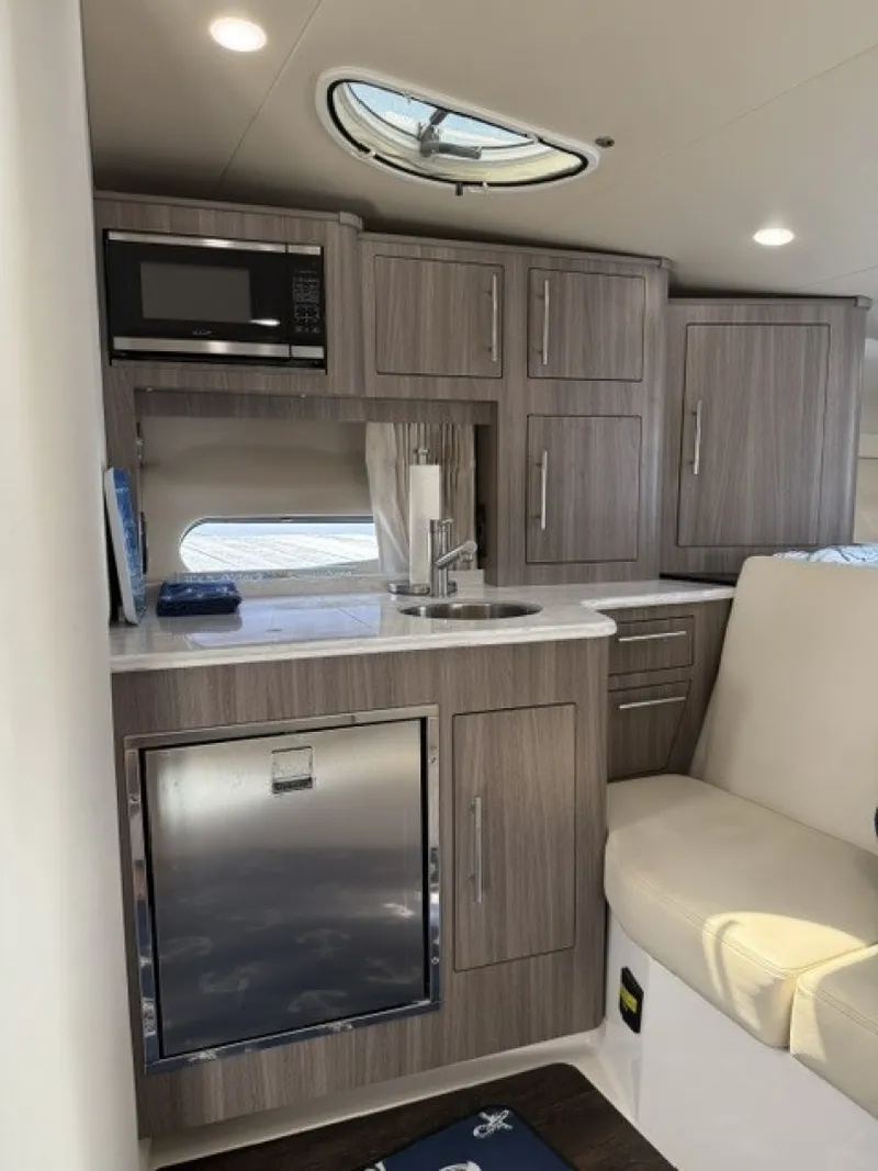 Slide: The Image of Regal 33 XO 2020 - 7467185