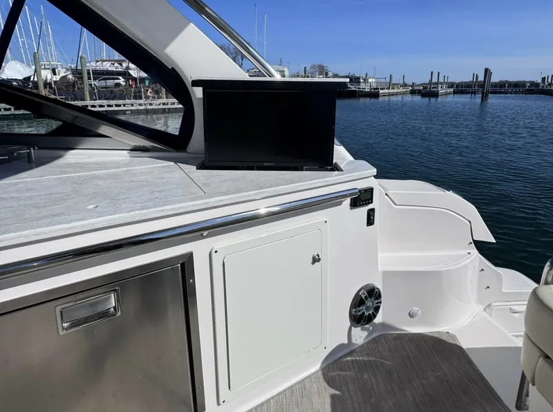 Slide: The Image of Regal 33 XO 2020 - 7409729