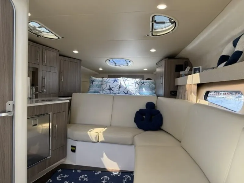 Slide: The Image of Regal 33 XO 2020 - 7467142