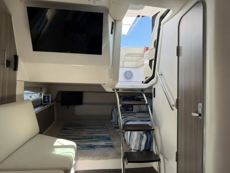 Slide: The Image of Regal 33 XO 2020 - 7467146