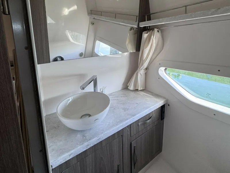 Slide: The Image of Regal 33 XO 2020 - 7409736