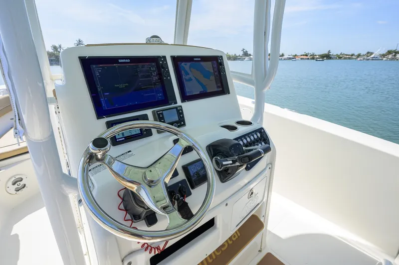 Slide: The Image of NauticStar 28 - Helm 2019 NauticStar 28XS - 7649902