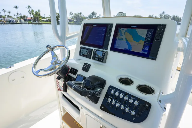 Slide: The Image of NauticStar 28 - Helm 2019 NauticStar 28XS - 7452657