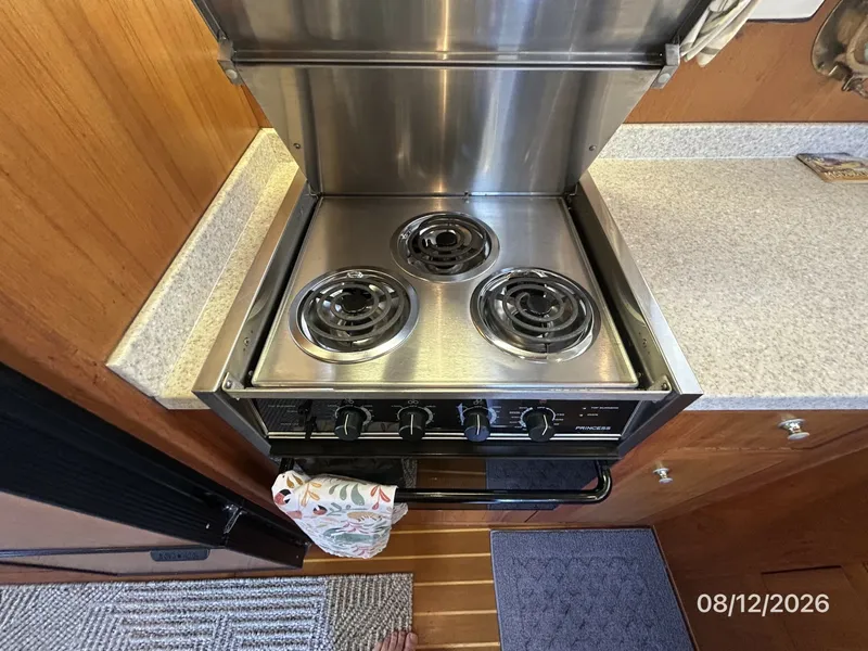 Slide: The Image of 39' Mainship galley cooktop-oven - 7459927